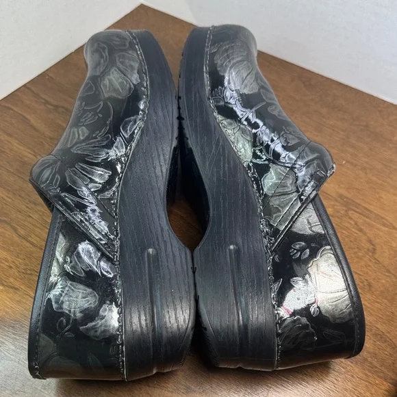 Dansko Tooled Shiny Black Leather Floral Clogs Slip-on Shoes, sz 39, 8-8.5 - Picture 7 of 16
